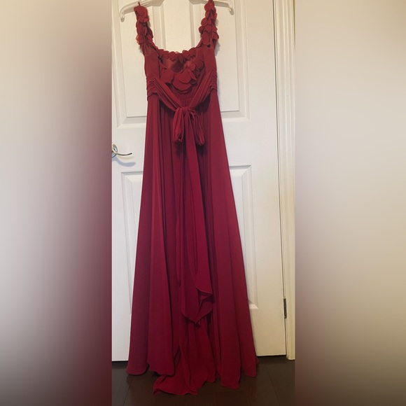 Gorgeous burgundy long gown - Picture 2 of 9